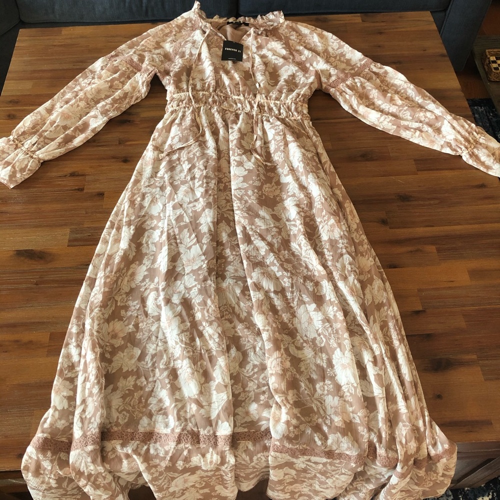 NWT Floral maxi dress from forever 21 -size M